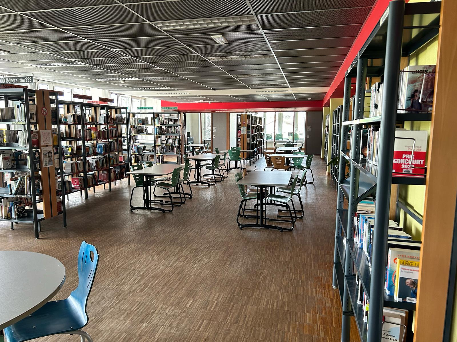 Vue du CDI - rayonnages